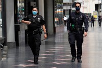 Cảnh sát Mỹ tuần tra trên đường phố Los Angeles hôm 18/5. Ảnh: Reuters.