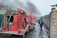 Lực lượng cảnh sát Phòng cháy, chữa cháy và cứu nạn, cứu hộ, Công an tỉnh Hải Dương triển khai lực lượng chữa cháy. (Ảnh: TTXVN phát).