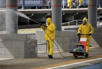 Phun chất khử trùng tại nhà ga Kievsky ở Moskva, Nga, ngày 18/5. Ảnh: Reuters.