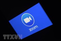 Biểu tượng ứng dụng họp trực tuyến Zoom trên màn hình điện thoại di động. (Nguồn: AFP/TTXVN).