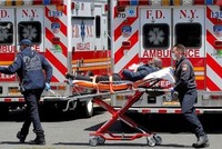 Lính cứu hỏa di chuyển bệnh nhân ở New York ngày 20/5. Ảnh: Reuters.