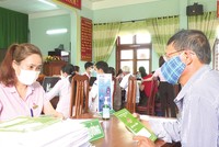 Nguồn vốn ưu đãi được NHCSXH cho vay kịp thời tới người nghèo tại các điểm giao dịch xã.