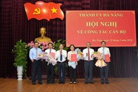 Lãnh đạo thành phố Đà Nẵng tặng hoa chúc mừng các thành viên được bổ sung vào Ban Thường vụ Thành ủy.