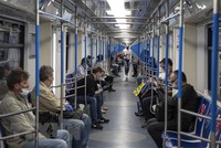 Hành khách đeo khẩu trang và găng tay phòng lây nhiễm COVID-19 trên tàu điện ngầm ở Moskva, Nga. (Ảnh: THX/TTXVN).