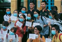 Các công dân vui mừng, phấn khởi khi hoàn thành thời gian cách ly theo dõi COVID-19. (Ảnh: Trọng Đạt/TTXVN).