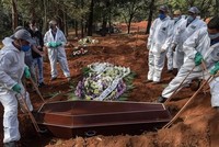 Công nhân mặc đồ bảo hộ chôn cất nạn nhân Covid-19 tại một nghĩa trang ở ngoại ô Sao Paulo, Brazil hôm 20/5. Ảnh: AFP.