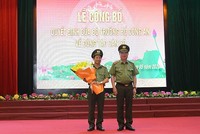 Thượng tướng Nguyễn Văn Thành trao quyết định và chúc mừng Đại tá Phạm Hồng Tuyến.