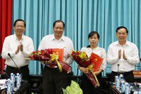 Đồng chí Phan Văn Mãi, Bí thư Tỉnh ủy Bến Tre cùng đồng chí Trần Ngọc Tam, Phó Bí thư Thường trực Tỉnh ủy Bến Tre trao quyết định và chúc mừng đồng chí Lê Thanh Vân và La Thị Thúy.