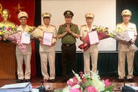 Thứ trưởng Lê Quốc Hùng trao quyết định và chúc mừng các cán bộ được Ban Bí thư Trung ương Đảng chuẩn y chức vụ mới.