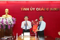 Bí thư Tỉnh ủy, Chủ tịch HĐND tỉnh Quảng Ninh Nguyễn Xuân Ký trao quyết định và chúc mừng đồng chí Vũ Quyết Tiến.