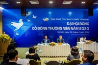 Các cổ đông thực hiện thủ tục check in bằng QR Code đúng kiểu của một công ty công nghệ.