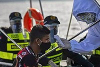 Nhân viên y tế chính phủ Brazil phối hợp cùng cảnh sát kiểm tra thân nhiệt cho một khách đi tàu ở bang Para hôm 27/5. Ảnh: AFP.