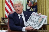 Ông Trump sau khi ký sắc lệnh về mạng xã hội hôm 28/5. Ảnh: Reuters.