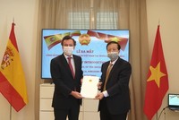 Đại sứ Hoàng Xuân Hải trao quyết định bổ nhiệm chính thức ông Pablo Rafael Gomez Falcon, công dân Tây Ban Nha, làm Lãnh sự danh dự Việt Nam tại thành phố Sevilla, - Ảnh: BNG.