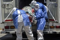Nhân viên y tế Mexico đưa bệnh nhân Covid-19 ttới Bệnh viện Đa khoa Venados, Mexico City, hôm 26/5. Ảnh: AFP. 