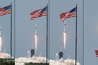 Tên lửa đẩy Falcon 9 mang theo tàu vũ trụ Crew Dragon của Tập đoàn SpaceX rời bệ phóng tại Trung tâm vũ trụ Kennedy ở Florida, Mỹ ngày 30/5/2020. (Ảnh: AFP/TTXVN).