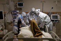 Nhân viên y tế chăm sóc bệnh nhân nhiễm nCoV tại một bệnh viện ở thủ đô New Delhi, Ấn Độ, ngày 28/5. Ảnh: Reuters.