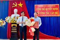 Ông Võ Văn Thương (trái) Trưởng Ban Tổ chức Thành ủy Đà Nẵng trao Quyết định cho ông Đàm Quang Hưng (phải).