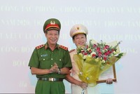 Thượng tướng Lê Quý Vương trao quyết định và chúc mừng Đại tá Nguyễn Văn Viện.