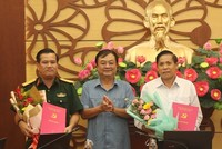 Bí thư Tỉnh ủy Đồng Tháp Lê Minh Hoan trao quyết định và chúc mừng đồng chí Phạm Trung Tuấn và đồng chí Nguyễn Hữu Cương.