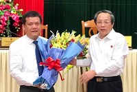 Đồng chí Hoàng Đăng Quang, Bí thư Tỉnh ủy, Chủ tịch HĐND tỉnh Quảng Bình chúc mừng đồng chí Trần Phong.