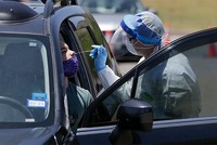 Vệ binh Quốc gia bang Texas lấy mẫu xét nghiệm nCoV tại công viên Tưởng niệm, thành phố Houston, ngày 3/6. Ảnh: Reuters.