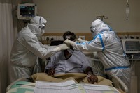 Nhân viên y tế chăm sóc bệnh nhân nhiễm nCoV tại một bệnh viện ở thủ đô New Delhi, Ấn Độ, ngày 28/5. Ảnh: Reuters.