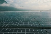 Trang trại pin điện mặt trời dưới chân Núi Cấm.