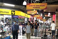 Người dân thủ đô Bangkok đi mua sắm sau khi các biện pháp phong tỏa phòng chống COVID-19 được nới lỏng. (Ảnh: Ngọc Quang/TTXVN).