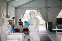 Nhân viên y tế Israel tiến hành xét nghiệm nCoV tại khu vực phía nam thành phố Tel Aviv ngày 2/6. Ảnh: Times of Israel.