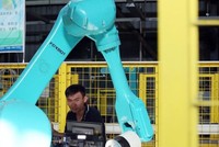 Robot công nghiệp Foxbot được thử nghiệm tại cơ sở của Foxconn ở Thâm Quyến (Trung Quốc) vào năm 2016.