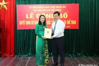 Chủ tịch UBND tỉnh Nghệ An Nguyễn Đức Trung trao quyết định bổ nhiệm Giám đốc Sở Văn hóa và Thể thao cho bà Trần Thị Mỹ Hạnh. Ảnh: báo Nghệ An.