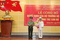 Đại tá Phan Đăng Tĩnh (người cầm hoa) giữ chức vụ Phó Giám đốc Công an tỉnh Quảng Bình.