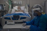 Y tá Brazil theo dõi bệnh nhân Covid-19 trong phòng chăm sóc đặc biệt thuộc một bệnh viện ở thành phố Marica, bang Rio de Janeiro. Ảnh: AFP.