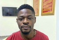 Đối tượng Ogo Emeka Donal, quốc tịch Nigeria, tại Cơ quan Công an. (Ảnh: TTXVN phát).