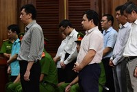 Các bị cáo nghe tòa tuyên án tại phiên tòa xử VN Pharma chiều 1-10-2019 - Ảnh: Tuổi trẻ.