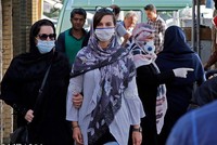 Người dân đeo khẩu trang phòng lây nhiễm COVID-19 tại Cairo, Ai Cập. (Ảnh: THX/TTXVN).