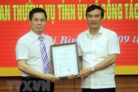 Ông Đặng Trọng Thăng, Chủ tịch UBND tỉnh Thái Bình (bên phải) trao quyết định của Thủ tướng Chính phủ cho ông Nguyễn Hoàng Giang. (Ảnh: Thế Duyệt/TTXVN).