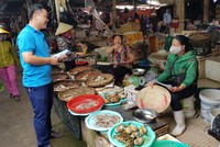 Các bộ BHXH tuyên truyền lưu động về chính sách BHXH cho các tiểu thương tại các chợ trên địa bàn.