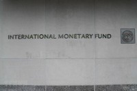 Logo của Quỹ tiền tệ quốc tế tại trụ sở ở Washington DC., Mỹ. (Ảnh: THX/TTXVN).