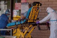 Nhân viên y tế di chuyển bệnh nhân ở Arizona ngày 24/5. Ảnh: AFP.