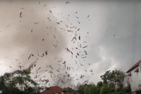 Cảnh cơn lốc xoáy xảy ra tại xã Trung Mỹ được người dân ghi lại. (Ảnh cắt từ clip).