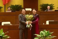 Chủ tịch Quốc hội Nguyễn Thị Kim Ngân tặng hoa chúc mừng ông Dương Thanh Bình.