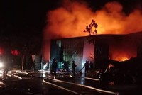 Cảnh sát phun nước dập lửa. 