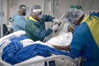 Bác sĩ điều trị cho bệnh nhân tại bệnh viện ở bang Rio de Janeiro hôm 10/6. Ảnh: AFP.