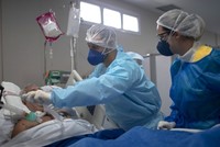 Bác sĩ điều trị cho bệnh nhân tại bệnh viện ở thành phố Marica, bang Rio de Janeiro hôm 10/6. Ảnh: AFP.