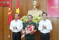 Lãnh đạo tỉnh Bà Rịa - Vũng Tàu trao quyết định và chúc mừng đồng chí Nguyễn Thành Trung.