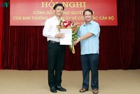 Ông Hoàng Quốc Bảo nhận Quyết định từ Bí thư Tỉnh ủy Lào Cai .