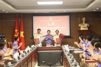 Viện trưởng Viện Kiểm sát nhân dân tối cao trao quyết định và chúc mừng đồng chí Lê Đức Xuân và đồng chí Nguyễn Tiến Sơn.