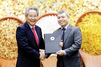 Ông Huỳnh Văn Thòn (bên trái) chuyển giao nhiệm vụ điều hành Lộc Trời cho ông Nguyễn Duy Thuận.